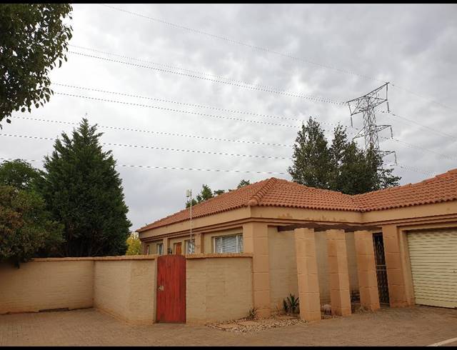 3 BEDROOM TOWNHOUSE TO LET IN LANGENHOVENPARK